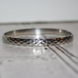 Beautiful silver textured bangle bracelet 7"